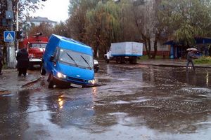 У Житомирі мікроавтобус провалився під асфальт