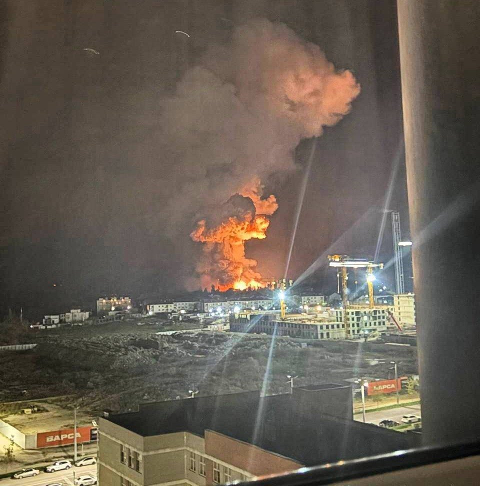  Пожежі на нафтобазі в Новоросійську після атаки Сил оборони України в ніч на 14 листопада.
