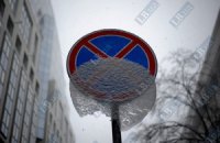 Коммунальщики в борьбе с невыпавшим снегом высыпали более 30 "Камазов" песка в центре Одессы