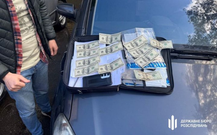 На Прикарпатті посадовця правоохоронного органу підозрюють у торгівлі конфіденційною інформацією