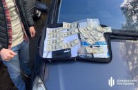 На Прикарпатті посадовця правоохоронного органу підозрюють у торгівлі конфіденційною інформацією