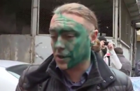 Экс-нардепа Мирошниченко облили зеленкой возле Печерского суда