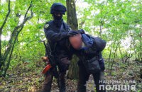 Двоє чоловіків у масках і зі зброєю пограбували будинок підприємця у Черкаській області
