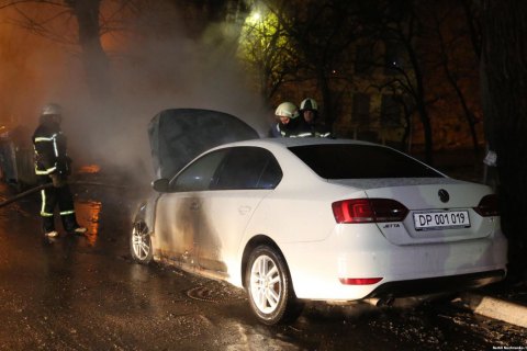 У Києві біля посольства Росії згорів автомобіль з дипномерами