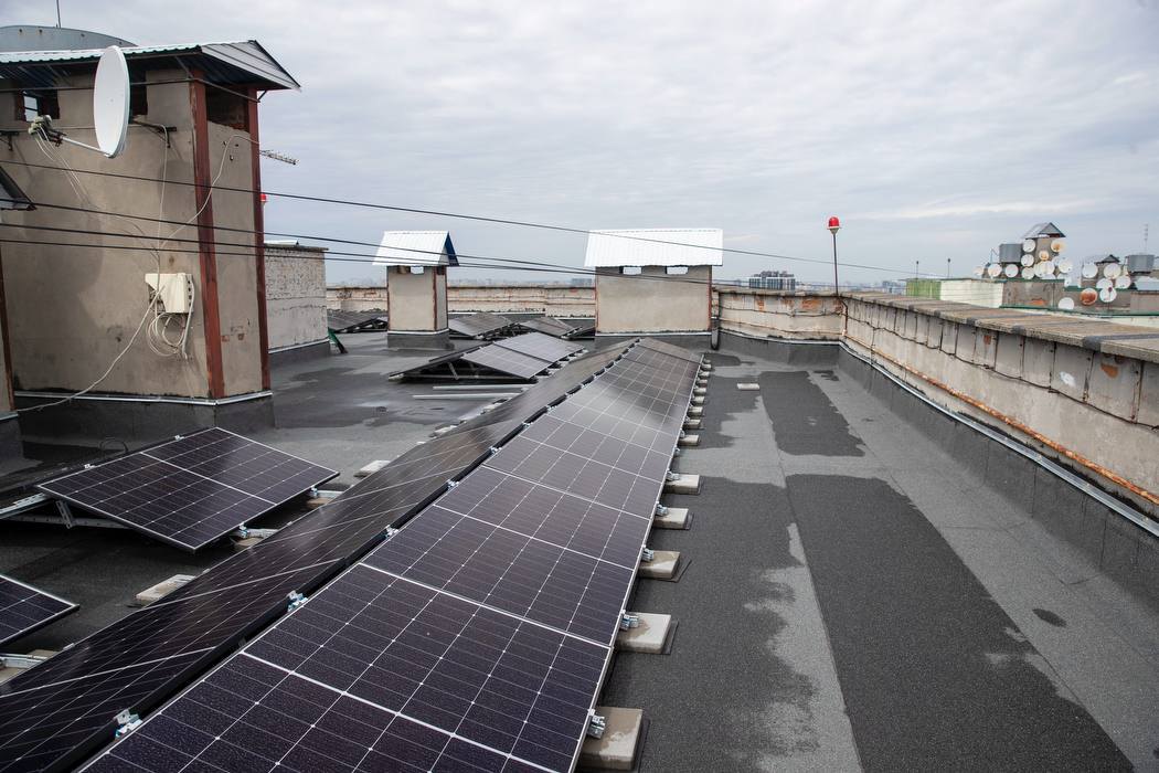  Мешканці встановили на даху сонячні панелі