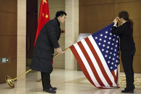 МИД Китая заявил, что КНР и США находятся на грани "холодной войны"