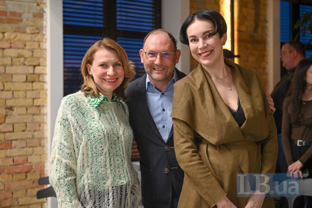 Координатор Аспен Інституту Київ, програмний директор Internews Ukraine Андрій Кулаков ( у центрі) і шеф-редакторка LB.ua Cоня Кошкіна 