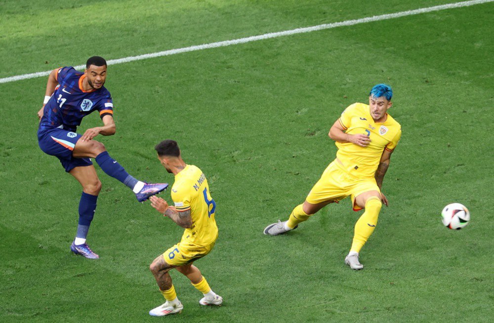 Коді Гакпо (ліворуч) з Нідерландів забиває перший гол під час матчу 1/8 фіналу Євро-2024 між командами Румунії та Нідерландів у Мюнхені, Німеччина.