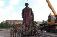 В Славянске снесли памятник Ленину