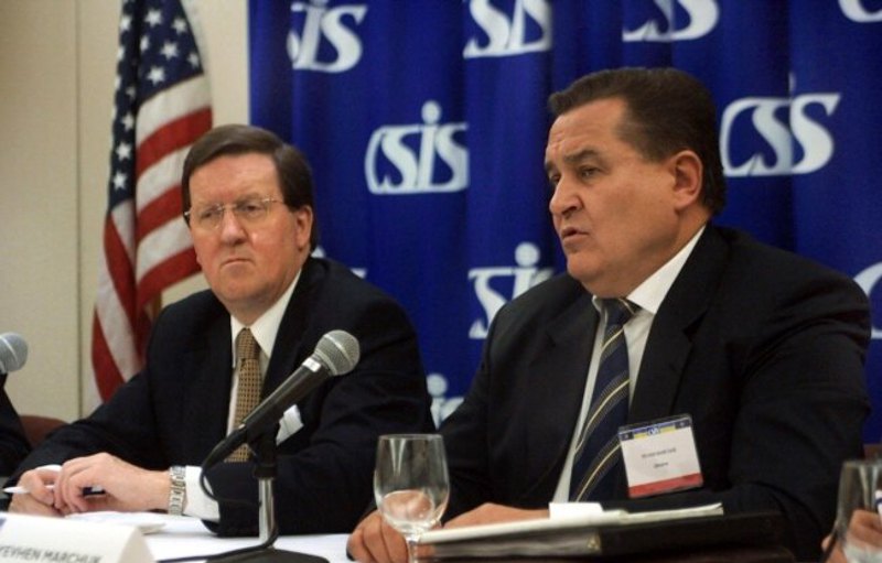 Секретар РНБО України генерал Євген Марчук (праворуч) і генсек НАТО Робертсон під час пресконференції у Вашингтоні, 2003 рік