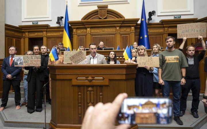 Головне за четвер, 31 липня: наслідки масованої атаки на Київ, понад 120 боєзіткнень, ухвалення закону про НАБУ та САП 