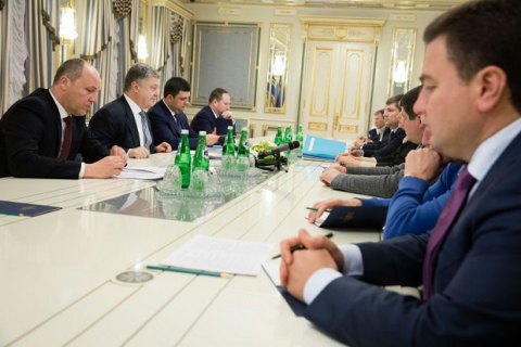 Стали відомі подробиці зустрічі Порошенка з лідерами парламентських фракцій
