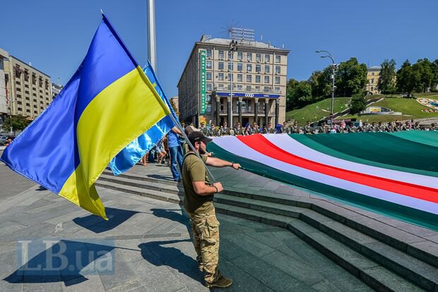 На Майдані розгортають прапор Ічкерії