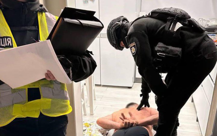 У Києві чоловік влаштував стрілянину біля під’їзду житлового будинку та поранив двох перехожих