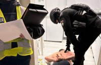 У Києві чоловік влаштував стрілянину біля під’їзду житлового будинку та поранив двох перехожих