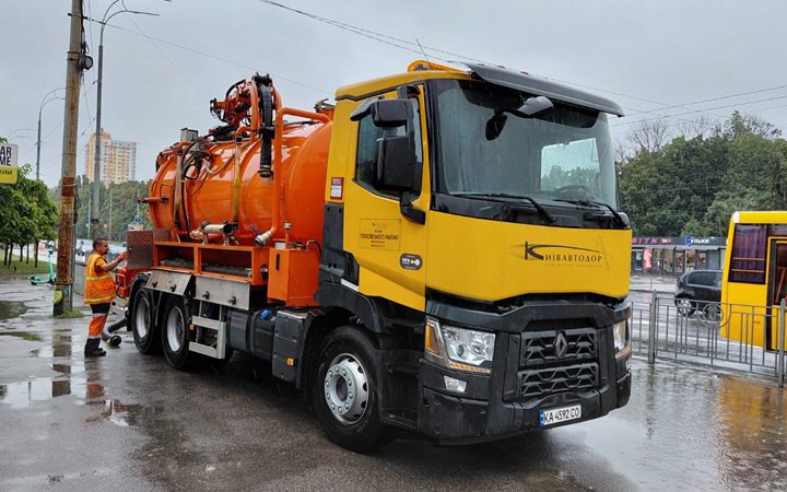 У Києві через аварійну просадку асфальту обмежено рух вулицею Лаврською