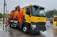 У Києві через аварійну просадку асфальту обмежено рух вулицею Лаврською