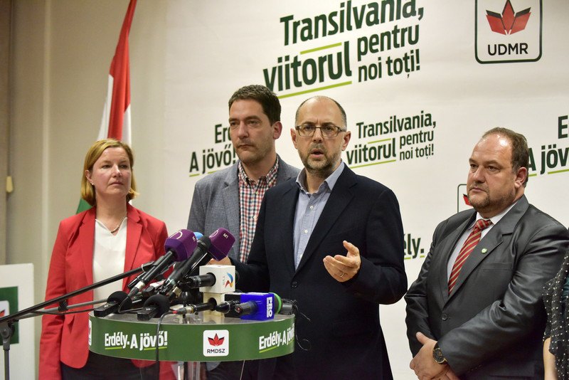 Хунор Келемен (в центре)