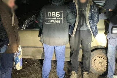 В Николаеве задержали двух патрульных из-за торговли марихуаной 