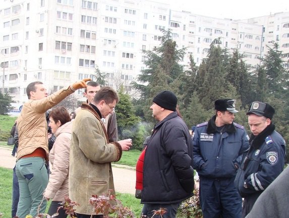 Иван Комелов - мужчина в очках слева от сотрудников милиции и человека в черной шапке, фото 911sevastopol.org
