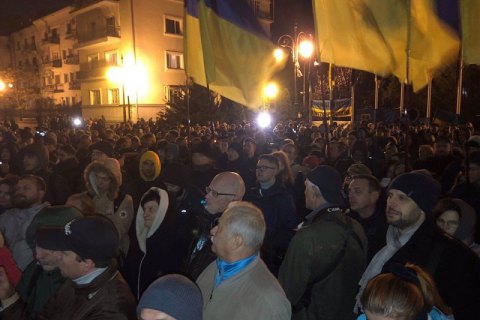 У Офиса президента проходит акция против разведения войск