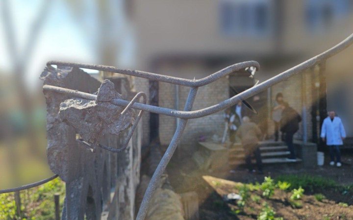 Ворог вдарив по лікарні у Херсоні, постраждали четверо медиків