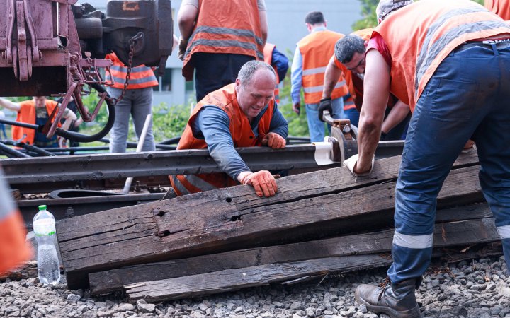 В Києві відновили рух метро на ділянці, яку вночі обстрілом пошкодили росіяни