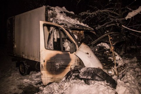У Києві біля ВДНГ згоріла вантажівка з водієм