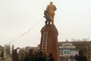 В Сумской области нардеп свалил Ленина с постамента