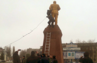 В Сумской области нардеп свалил Ленина с постамента