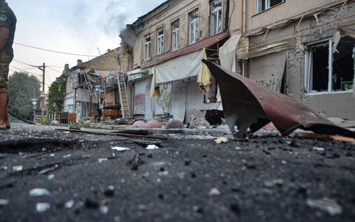 "Пекельна ніч у Херсоні": рятувальники показали наслідки обстрілу міста росіянами