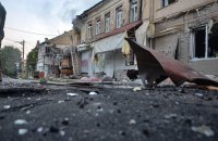 "Пекельна ніч у Херсоні": рятувальники показали наслідки обстрілу міста росіянами