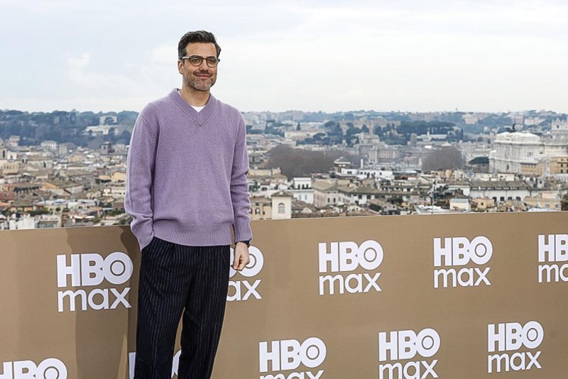 Деніел Інгc позує під час фотосесії для серіалу.