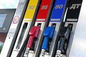 У Бойко разрешили временно повысить цены на бензин