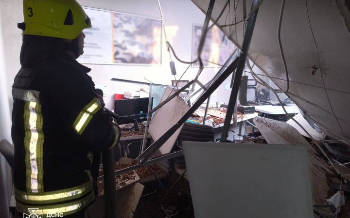 У банку Чернігова стався вибух: рятувальники майже годину боролися із пожежею