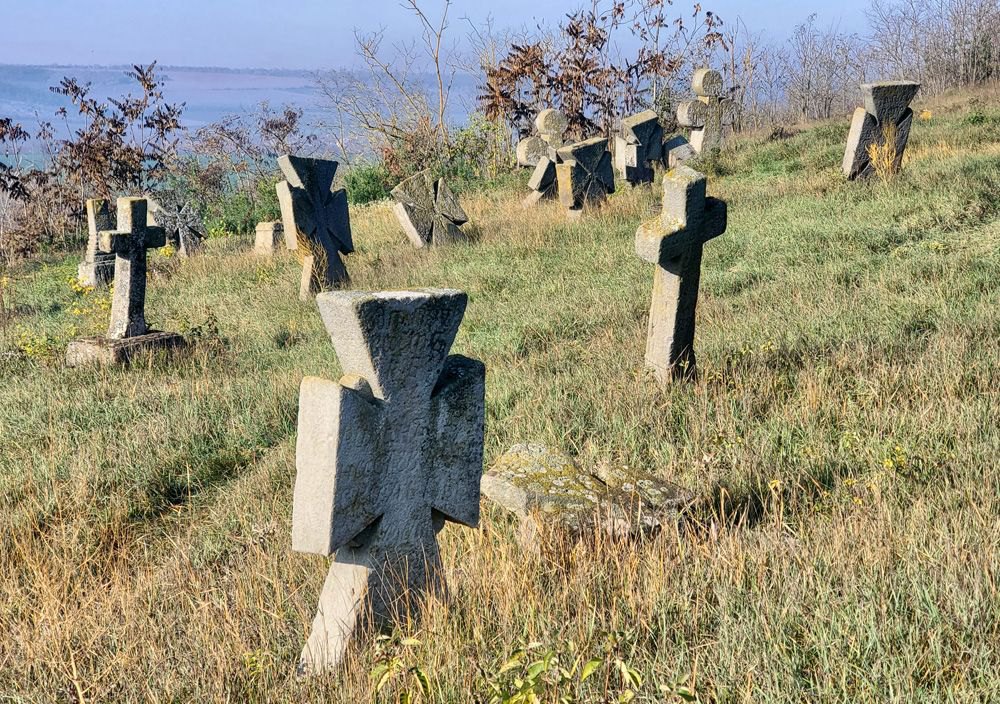 Хрести на козацькому кладовищі