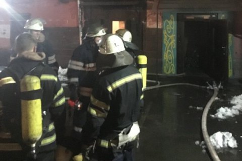 В Киеве на Печерске горел салон красоты в подвальном помещении жилого дома