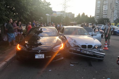 В Одессе 14-летний подросток угнал папин BMW и врезался в припаркованный Tesla