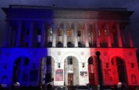 На консерватории в Киеве зажгли подсветку в виде французского флага