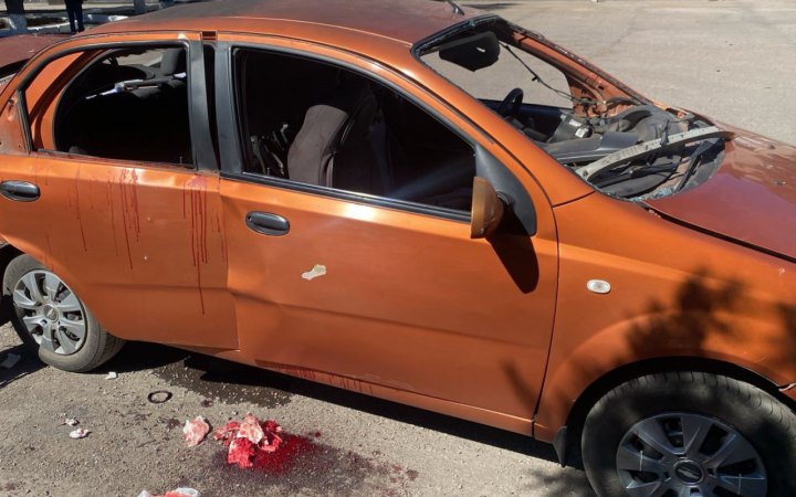 На Донеччині росіяни скинули з дрона гранату на цивільне авто