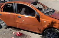 На Донеччині росіяни скинули з дрона гранату на цивільне авто
