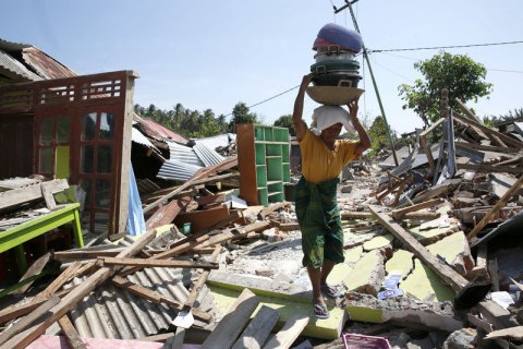 Число жертв землетрусу в Індонезії наблизилося до 400