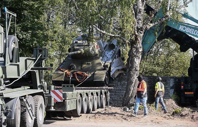 Демонтаж пам'ятника ‘Танк Т-34’ під Нарвою.