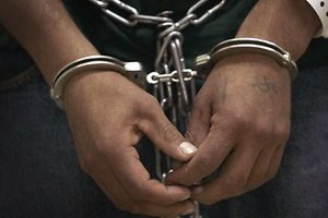 На Харьковщине милиционера обвинили в незаконном применении наручников