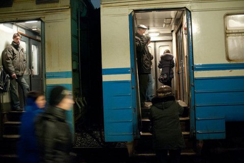 В Киеве пассажир выпал из окна движущейся электрички и погиб