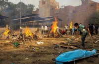 В Индии умерших от ковида сжигают на улицах