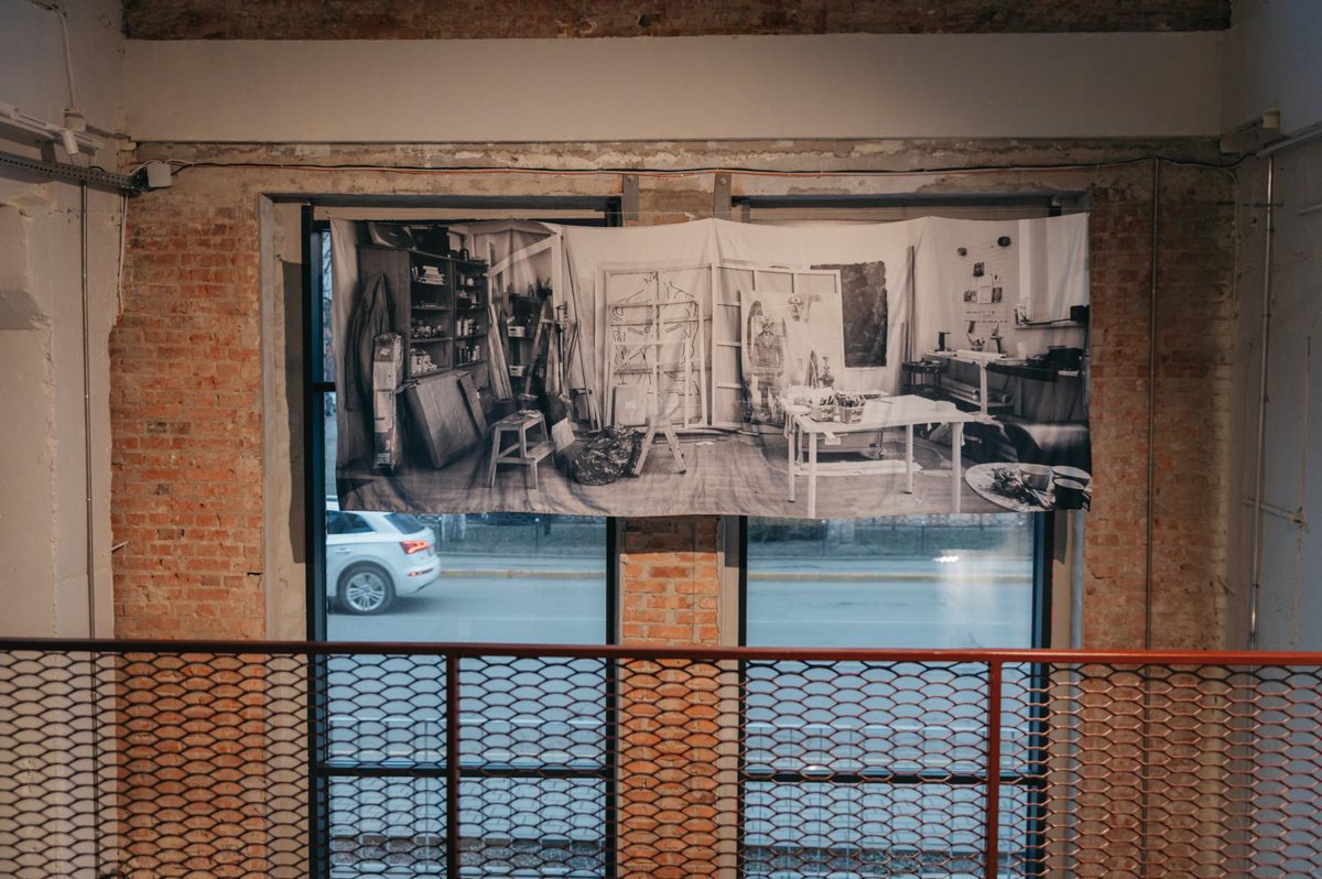 Сергій Грех (<i>Feros</i>). Пауза, майстерня. 2026. Цифровий друк на тканині. Виставка «Полином поле поросло».