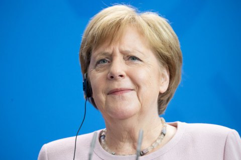 У Меркель снова случился приступ необъяснимой дрожи