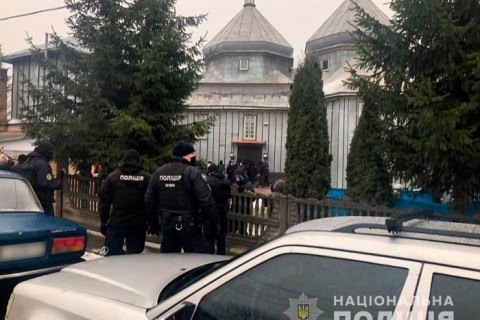 На Буковине верующие не поделили церковь и побили в ней окна