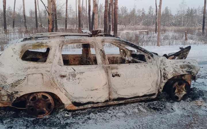 На Харківщині під час евакуації цівільних ворожий дрон знищив службовий автомобіль поліції